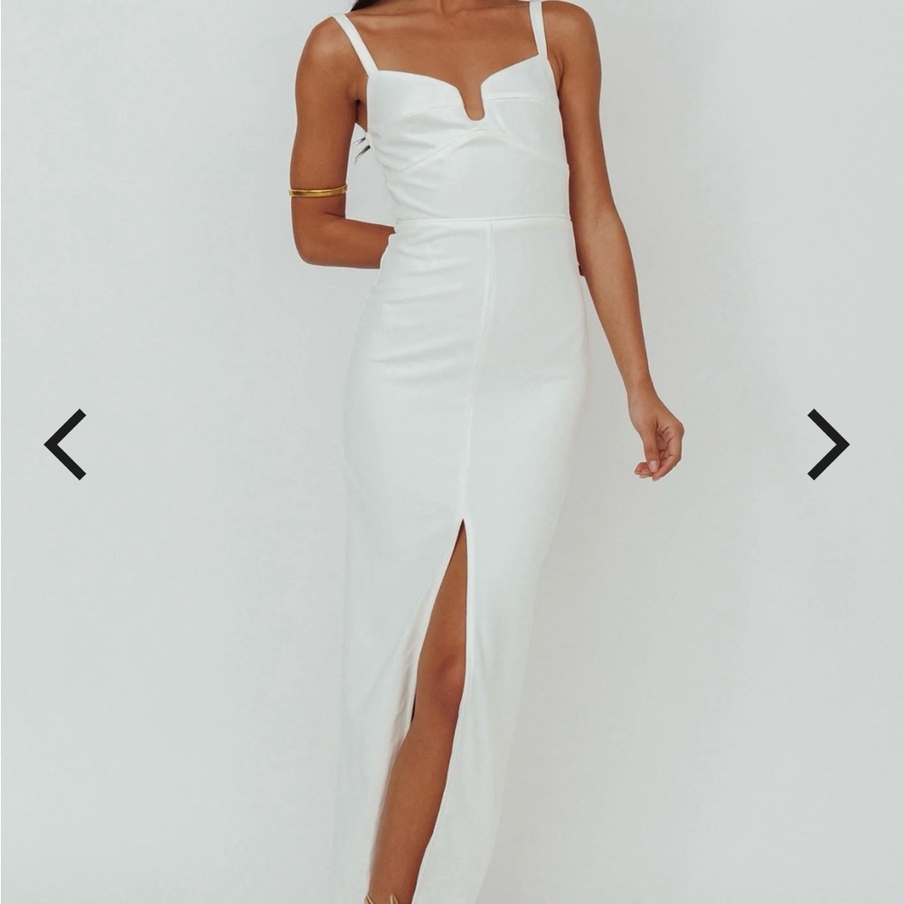 Selfie Leslie White Sheath Dress with Sweetheart Neckline